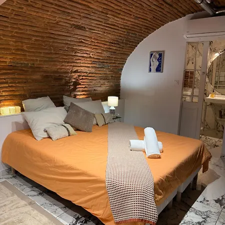 Hideaway In Historic Heart Of