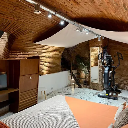 Hideaway In Historic Heart Of *