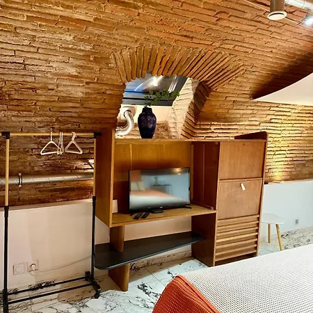 Hideaway In Historic Heart Of *
