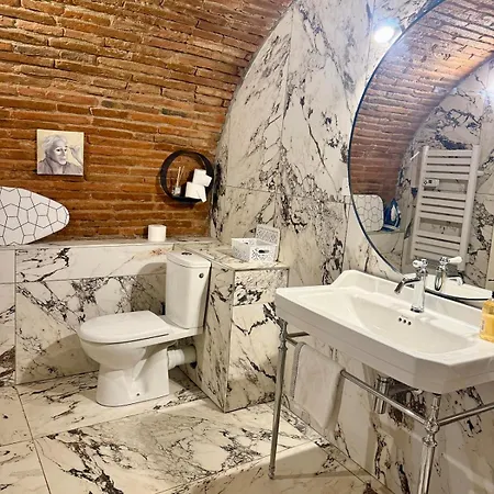 Hideaway In Historic Heart Of